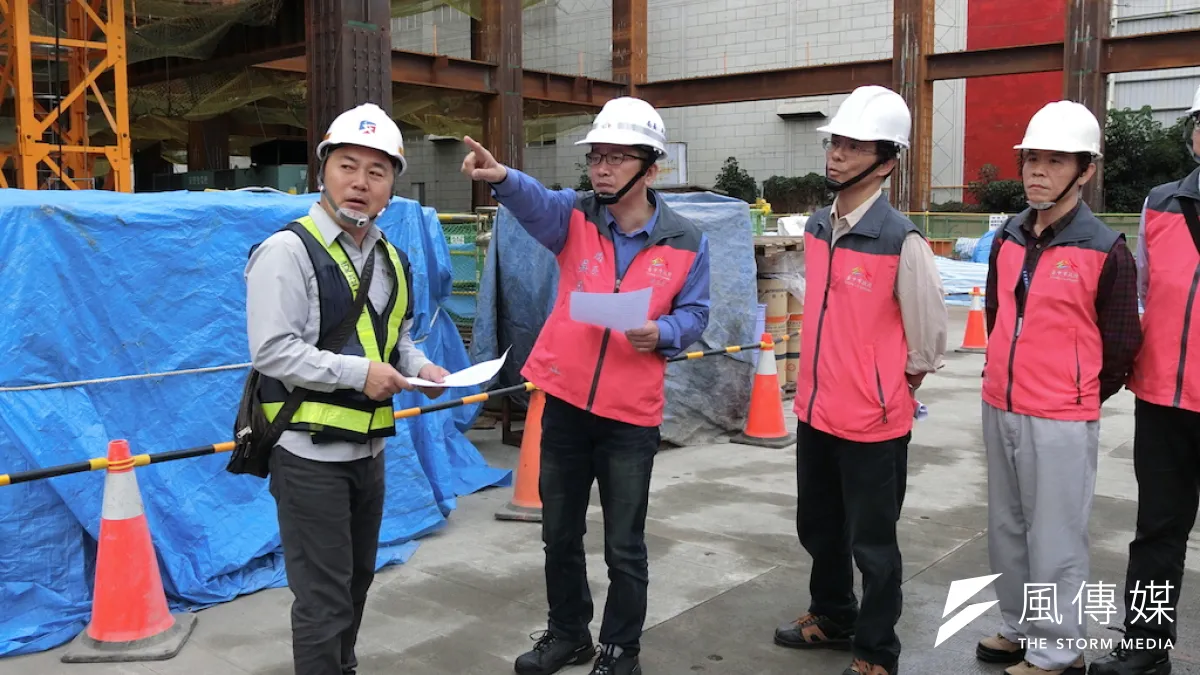台中市府勞工局長吳志超率隊到「台中捷運烏日文心北屯線出入口與土地開發場站共構第一區段標工程」,進行無預警春安勞動檢查。(圖/記者王秀禾攝)