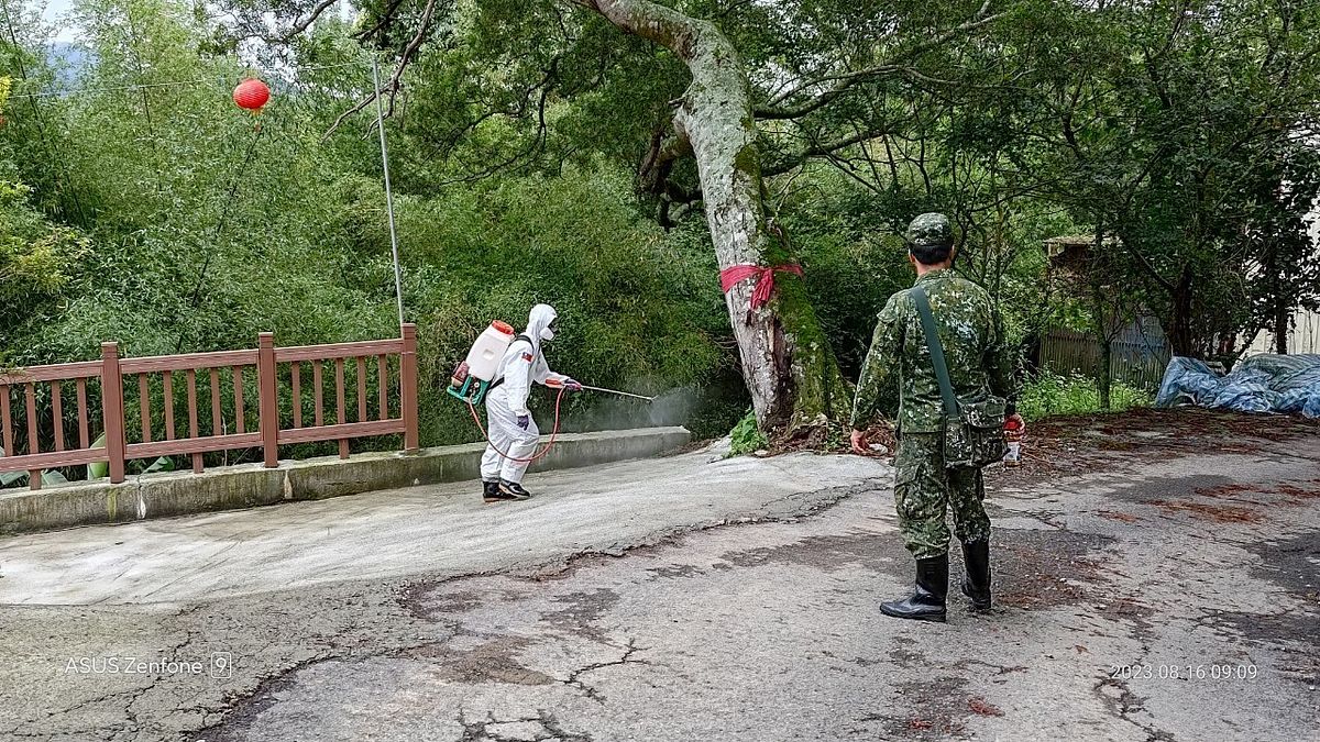 16日國軍仍出動軍力602人、63車次分別前往16個村落進行災後土石清運、災情偵蒐、環境消毒及復原工作。(圖/南投縣政府) 16日國軍仍出動軍力602人、63車次分別前往16個村落進行災後土石清運、災情偵蒐、環境消毒及復原工作。(圖/南投縣政府)