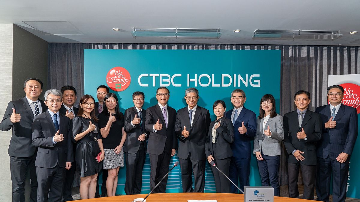 中國信託金控獲聯合國工業發展組織頒發「2020年全球能源管理領導力獎」之「能源管理卓越獎」,綠基會董事長鄭福田(右六)與中國信託金控總經理吳一揆(右七)共同出席線上頒獎典禮。(中國信託金控提供) 中國信託金控獲聯合國工業發展組織頒發「2020年全球能源管理領導力獎」之「能源管理卓越獎」,綠基會董事長鄭福田(右六)與中國信託金控總經理吳一揆(右七)共同出席線上頒獎典禮。(中國信託金控提供)