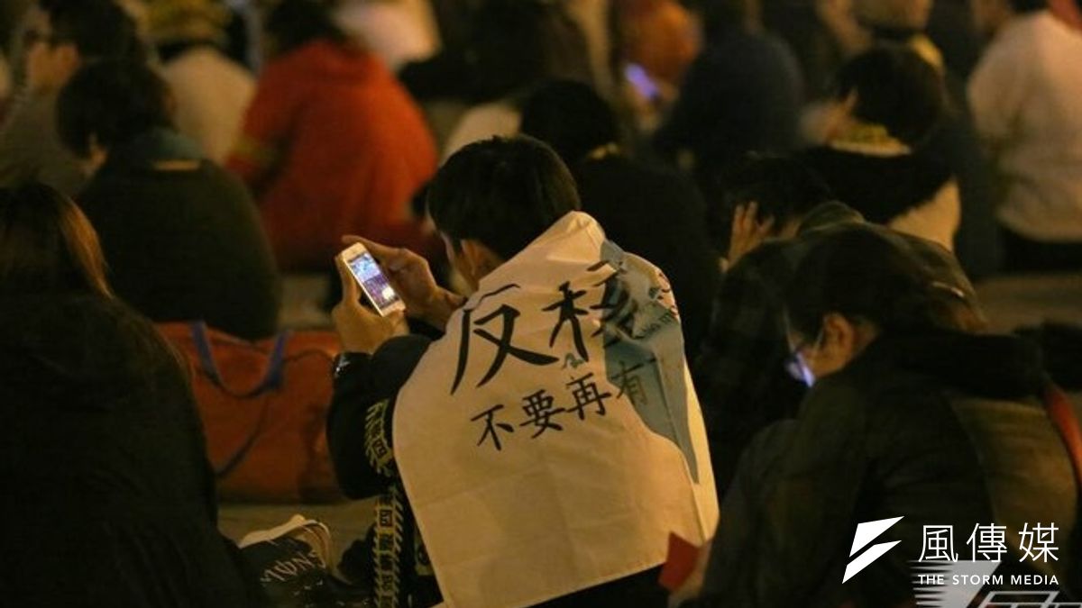 藝文界人士24日號召民眾到自由廣場反核靜坐。(余志偉攝) 藝文界人士24日號召民眾到自由廣場反核靜坐。(余志偉攝)