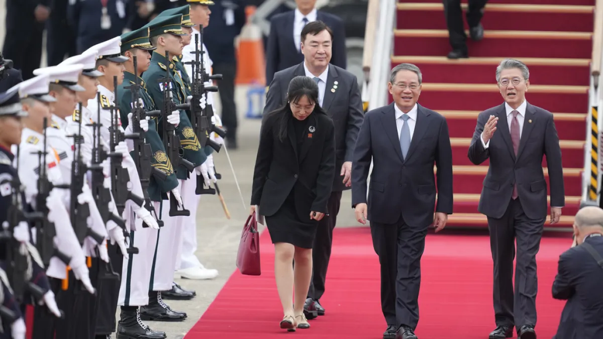 中國國務院總理李強26日乘坐包機抵達首爾,準備出席中日韓領導人會議。(AP)