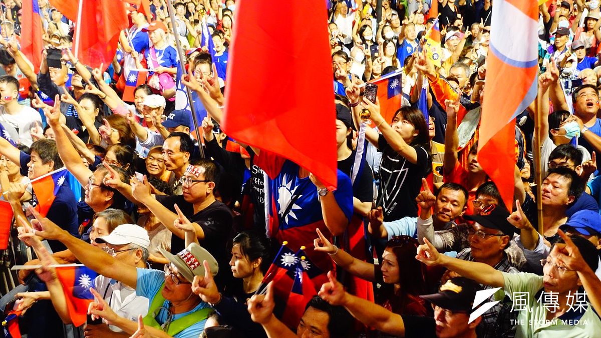 國民黨高雄市長候選人韓國瑜聲鵲起,讓藍軍士氣大振,頗有全面喚醒黨國幽靈的跡象。圖為韓國瑜旗山造勢(羅暐智攝) 國民黨高雄市長候選人韓國瑜聲鵲起,讓藍軍士氣大振,頗有全面喚醒黨國幽靈的跡象。圖為韓國瑜旗山造勢(羅暐智攝)