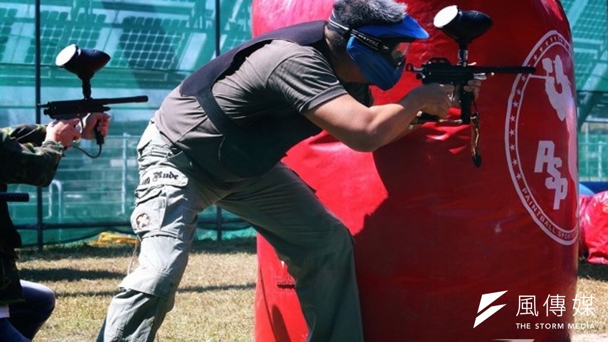 台北市長參選人連勝文16日與青年軍一起打漆彈,打2場都沒陣亡,最終還帶領「勝文隊」獲勝。(林韶安攝) 台北市長參選人連勝文16日與青年軍一起打漆彈,打2場都沒陣亡,最終還帶領「勝文隊」獲勝。(林韶安攝)