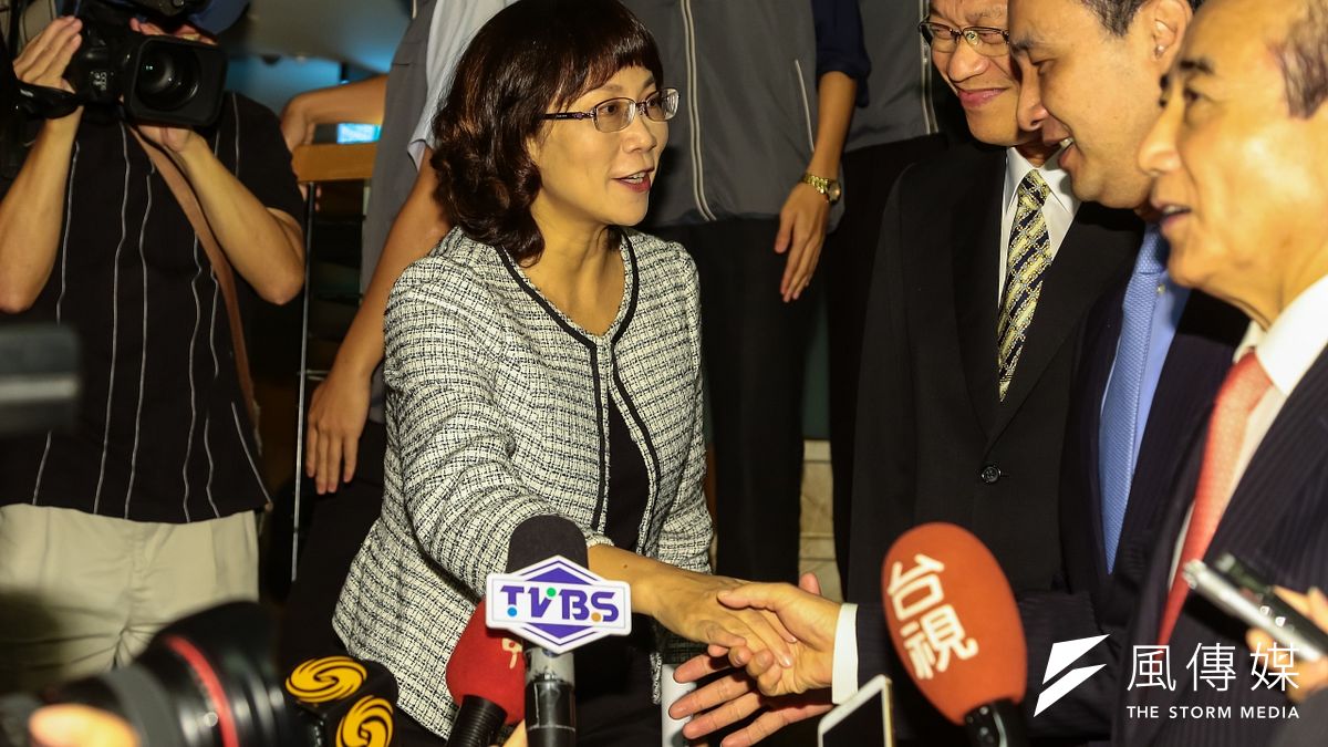 國民黨副總統參選人王如玄(中)表示,民進黨重視忠誠度,國民黨比較能給別人機會、包容別人、接受不同聲音。(顏麟宇攝) 國民黨副總統參選人王如玄(中)表示,民進黨重視忠誠度,國民黨比較能給別人機會、包容別人、接受不同聲音。(顏麟宇攝)