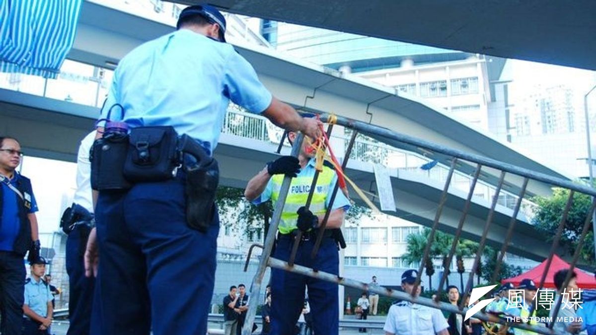 香港警方13日清晨開始清理路障,佔中支持者擔心這是清場前奏(取自臉書) 香港警方13日清晨開始清理路障,佔中支持者擔心這是清場前奏(取自臉書)