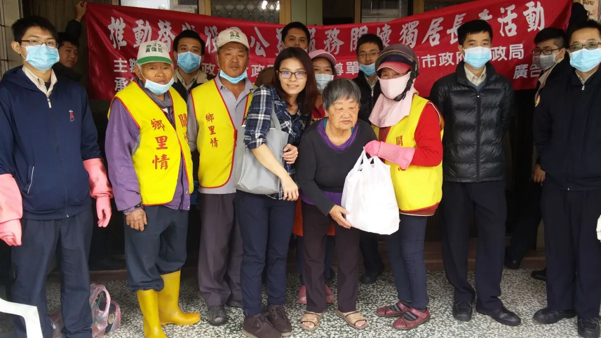 歲末獻愛心 善化公所替代役關懷獨居長者