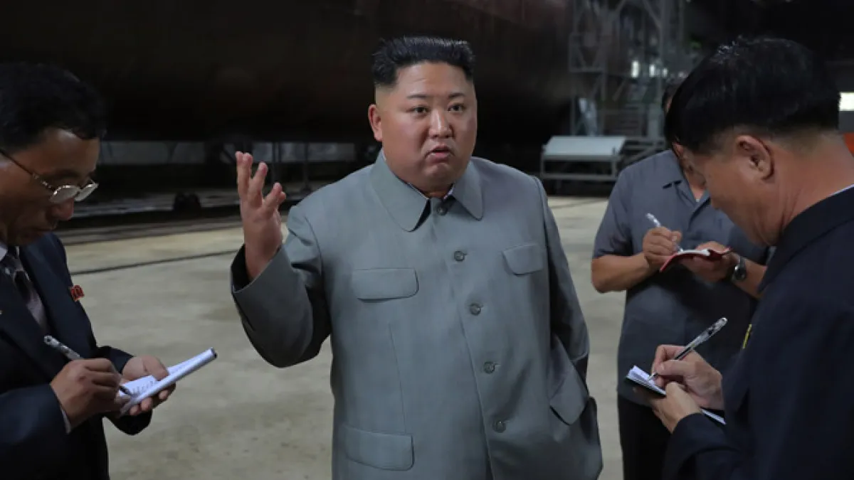 2019年7月23日,朝鮮勞動黨委員長、國務委員會委員長、武裝力量最高司令官金正恩視察了新建造的潛艦(朝中社)