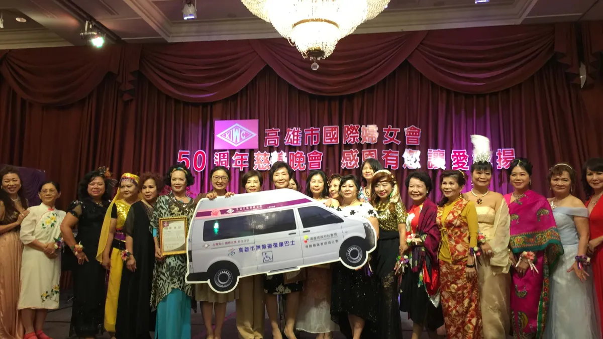 社會局姚局長接受國際婦女會捐贈復康巴士。(圖/ 高雄市社會局提供)