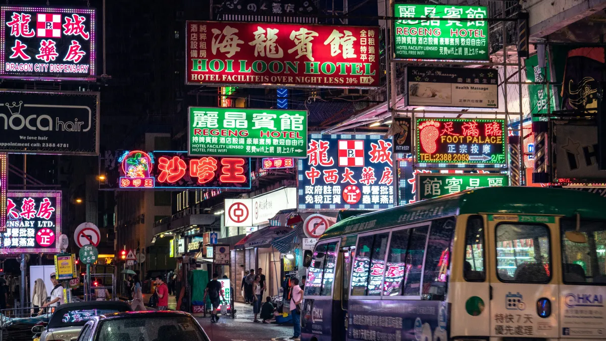 提到香港工作,不少人的第一印象都是「薪水比台灣高」,尤其金融、保險、專業服務等職位,月薪換算成台幣往往相當亮眼。(圖/取自unsplash)