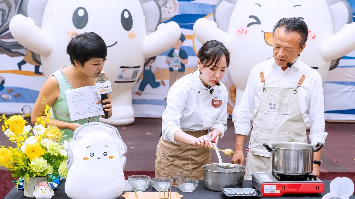 2026嘉義蚵友會記者會現場進行牡蠣料理示範,透過料理展演介紹嘉義牡蠣鮮度、風味與產地溯源觀念,兩隻原創IP蚵寶也在舞台上吸睛亮相。(圖/嘉義縣政府提供)