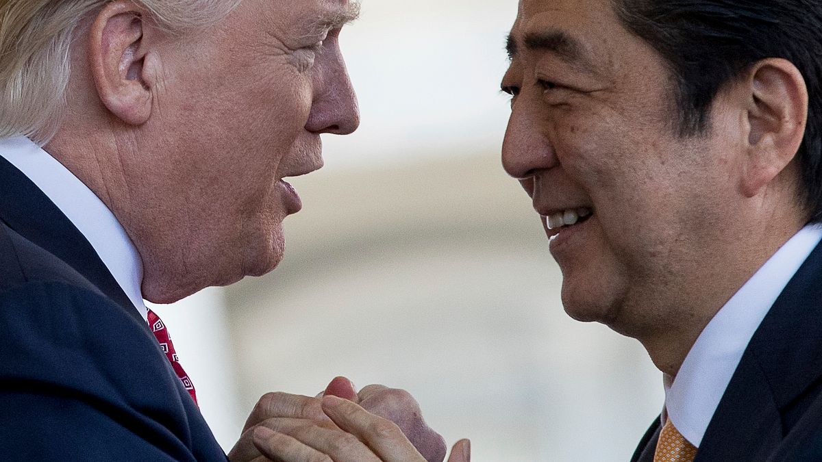 日本首相安倍晉三訪美與川普會晤。(美聯社) 日本首相安倍晉三訪美與川普會晤。(美聯社)