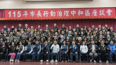 侯友宜市長與中和區各里長於會後進行合影留念,地方與市府團結合作。(圖/新北市民政局提供)
