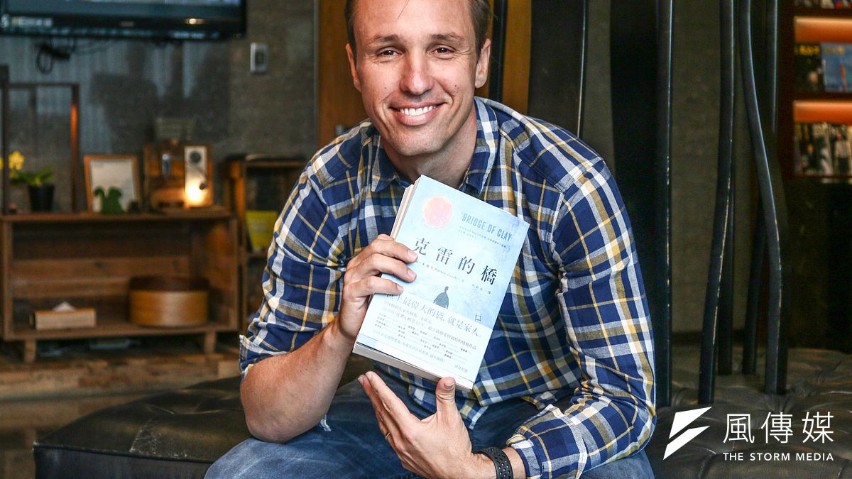 《偷書賊》作者朱薩克來台為新作《克雷的橋》宣傳。(蔡親傑攝) 《偷書賊》作者朱薩克來台為新作《克雷的橋》宣傳。(蔡親傑攝)