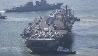 2023年4月2日,美國海軍的尼米茲號航空母艦離開南韓釜山的海軍基地。(美聯社)