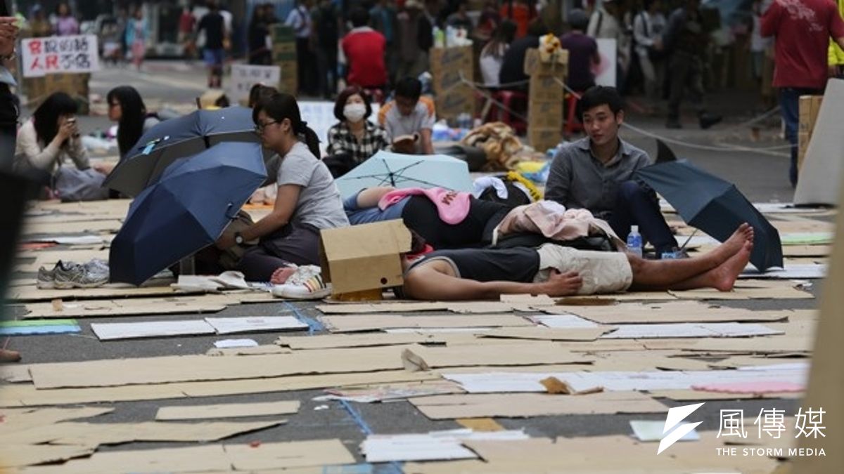 佔領立法院成為持久戰,學生和附近居民都得建立更好的互動。(余志偉攝) 佔領立法院成為持久戰,學生和附近居民都得建立更好的互動。(余志偉攝)