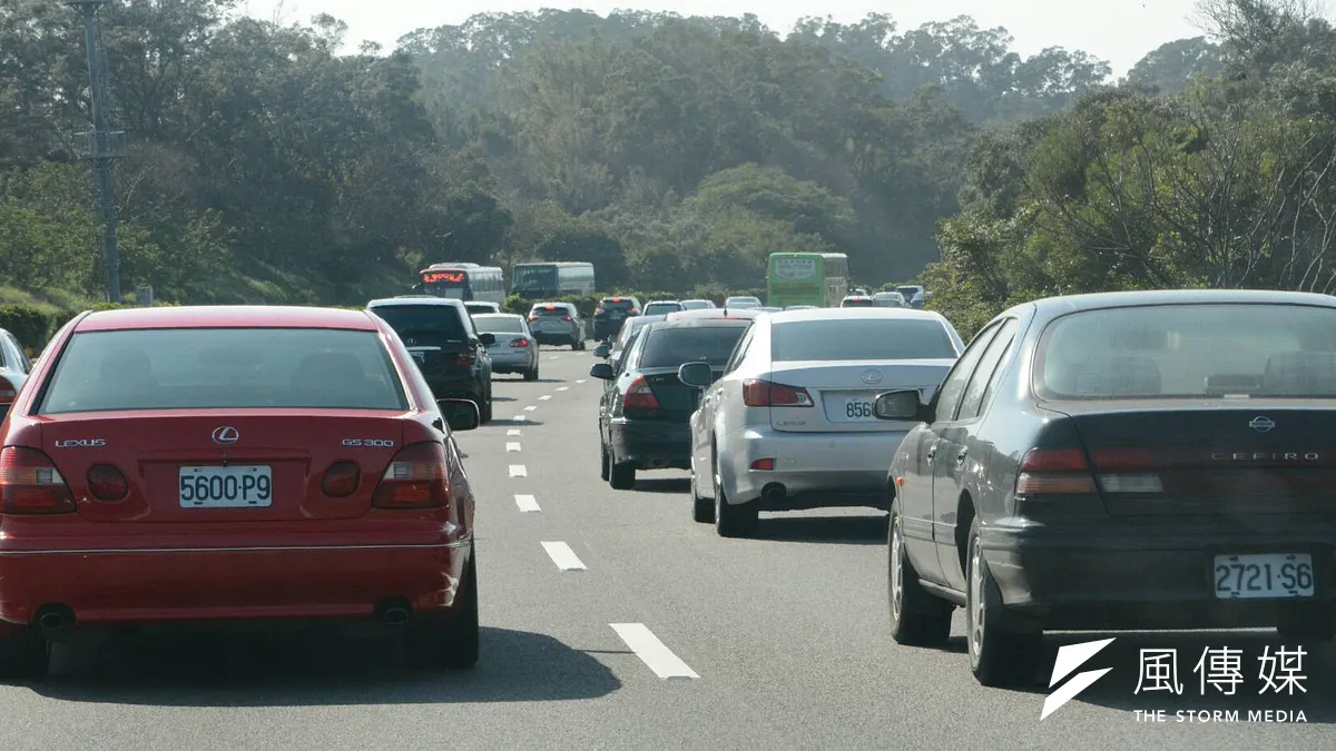 屏東警分局宣布自5月20日起展開「交通大執法」行動,加強取締常見重大違規,包括闖紅燈、未禮讓行人、路口未停讓及騎車未戴安全帽等。(資料照/陳明仁攝)