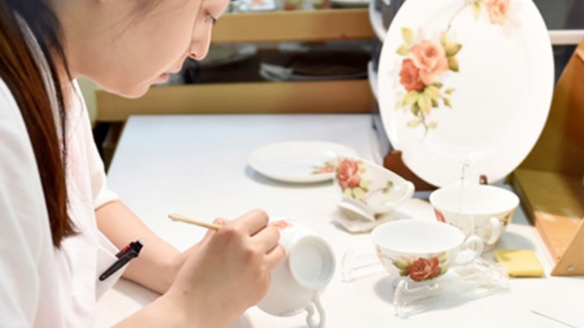 在日文裡「職人」的意思是工匠或師傅 ,意指將某項專業技術達到最完美的境界。 在日文裡「職人」的意思是工匠或師傅 ,意指將某項專業技術達到最完美的境界。