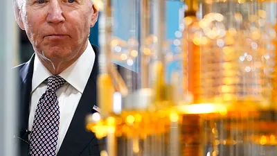 2022年10月6日,美國總統拜登參觀IBM的量子電腦。(美聯社)