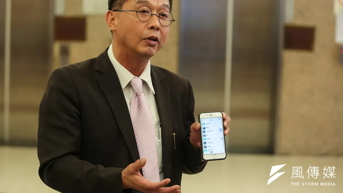 針對吳敦義質疑高市府與高雄銀行涉入慶富詐貸案,綠立委許智傑22日表示,「若照國民黨邏輯,高銀的高擔保率有問題,一銀低擔保率不就要拖出去槍斃?」(資料照,顏麟宇攝) 針對吳敦義質疑高市府與高雄銀行涉入慶富詐貸案,綠立委許智傑22日表示,「若照國民黨邏輯,高銀的高擔保率有問題,一銀低擔保率不就要拖出去槍斃?」(資料照,顏麟宇攝)