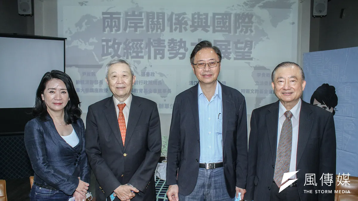 前行政院長張善政(右二)表示,美國封殺華為,反而造就台灣高科技業機會。(蔡親傑攝) 前行政院長張善政(右二)表示,美國封殺華為,反而造就台灣高科技業機會。(蔡親傑攝)