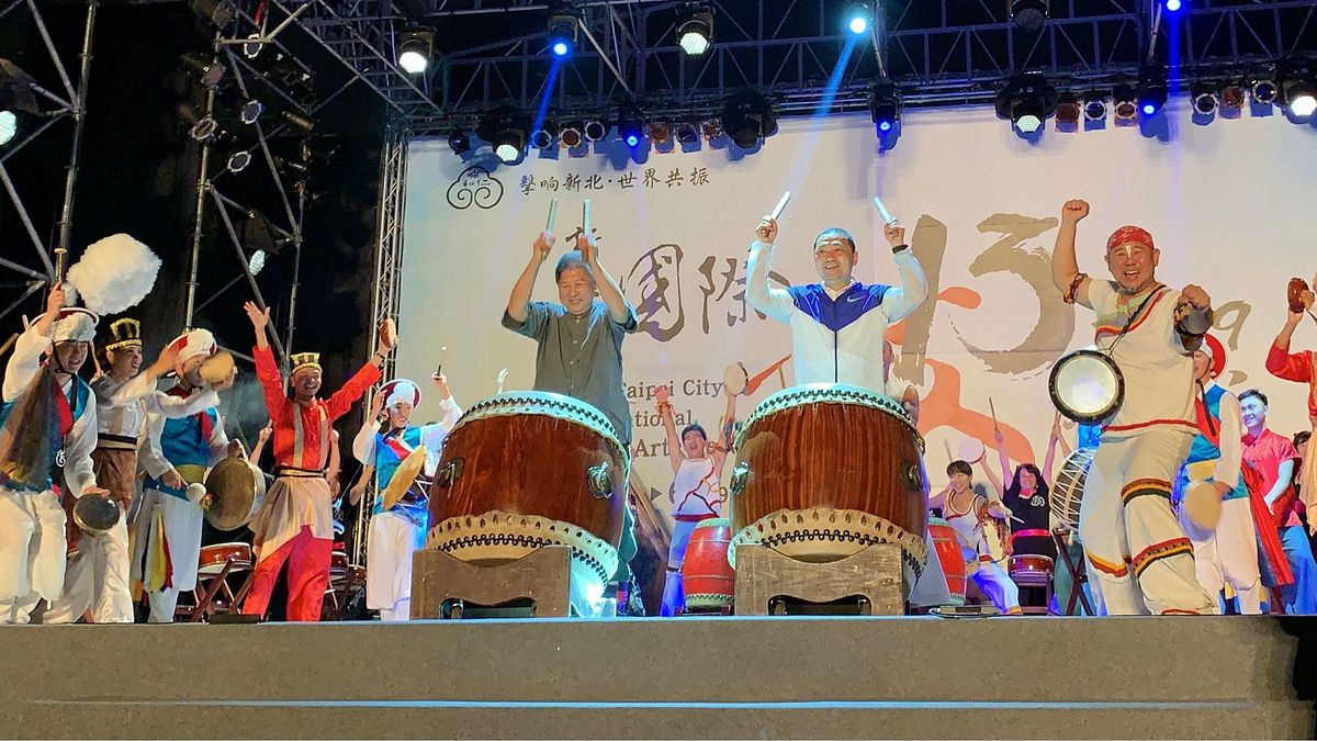 2019新北國際鼓藝節26日於新莊陽光草坪盛大開幕,市長侯友宜與王錫錕師傅(左)共同演出擊鼓為活動揭開序幕。 (圖/新北市文化局提供) 2019新北國際鼓藝節26日於新莊陽光草坪盛大開幕,市長侯友宜與王錫錕師傅(左)共同演出擊鼓為活動揭開序幕。 (圖/新北市文化局提供)