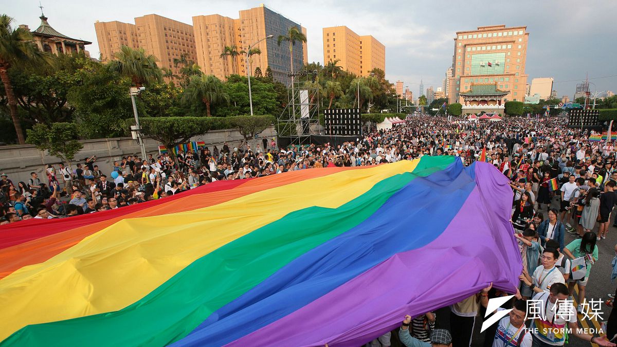 成立逾19年的同運團體「同志諮詢熱線」以「HIV+OK」為口號,希望社會大眾知道愛滋感染者其實很OK,沒什麼好怕。(顏麟宇攝) 成立逾19年的同運團體「同志諮詢熱線」以「HIV+OK」為口號,希望社會大眾知道愛滋感染者其實很OK,沒什麼好怕。(顏麟宇攝)