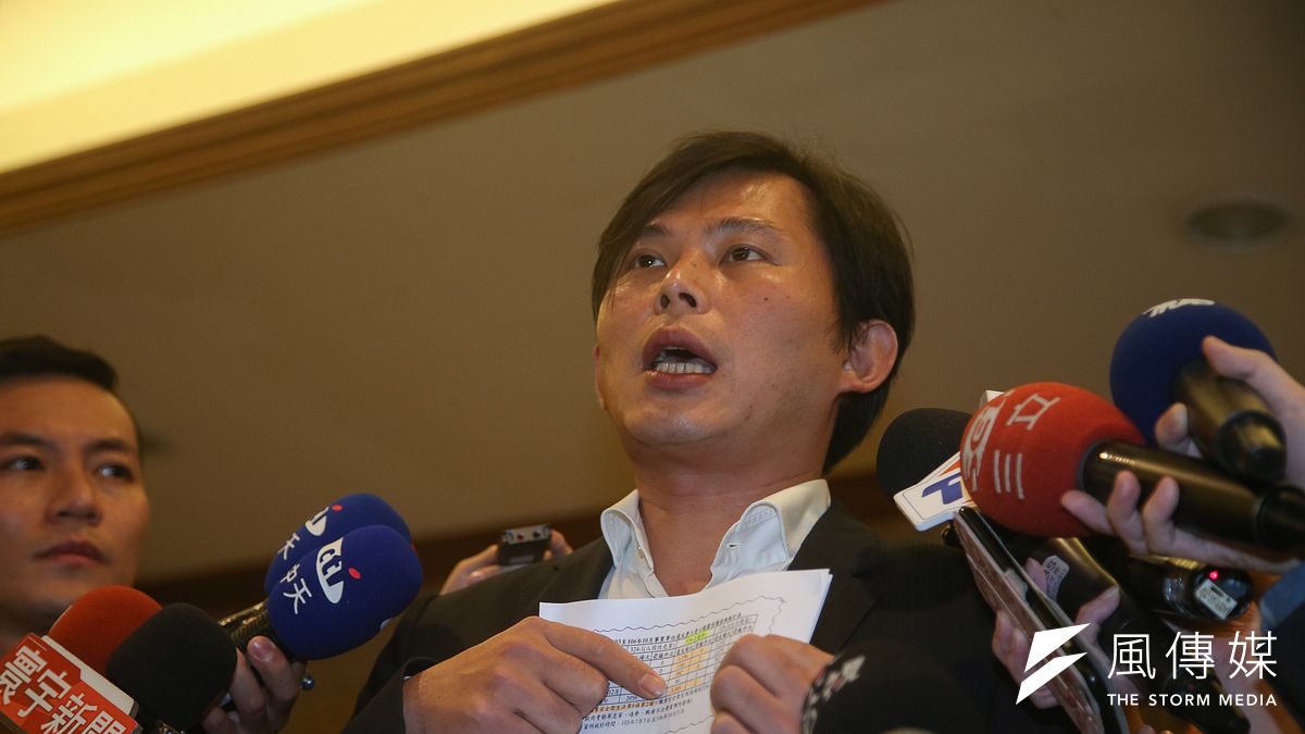 時代力量立委黃國質疑鄭貞茂不適任金管會副主委。。(資料照∕陳明仁攝) 時代力量立委黃國質疑鄭貞茂不適任金管會副主委。。(資料照∕陳明仁攝)