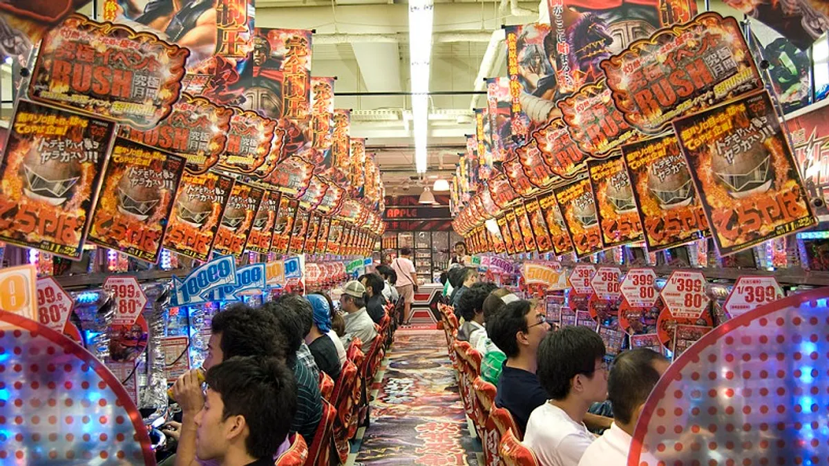 它擠走了格鬥遊戲,還讓女大生甘願掏空錢包!這是怎麼辦到的?(圖為日本的柏青哥店。Tischbeinahe ∕維基百科) 它擠走了格鬥遊戲,還讓女大生甘願掏空錢包!這是怎麼辦到的?(圖為日本的柏青哥店。Tischbeinahe ∕維基百科)