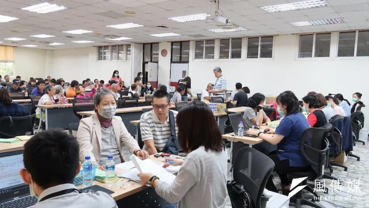高雄市府今年受理「住宅補貼」申請,特別加強弱勢照顧,規劃3場「假日在地」受理申辦服務,讓有需要的市民,能利用假日方便就近申請。(圖/徐炳文攝)