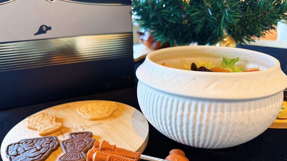 十三行博物館全新推出「食‧叁」考古系列餐具組,以現代設計語彙重新詮釋史前文化之美。(圖/新北市立十三行博物館) 十三行博物館全新推出「食‧叁」考古系列餐具組,以現代設計語彙重新詮釋史前文化之美。(圖/新北市立十三行博物館)