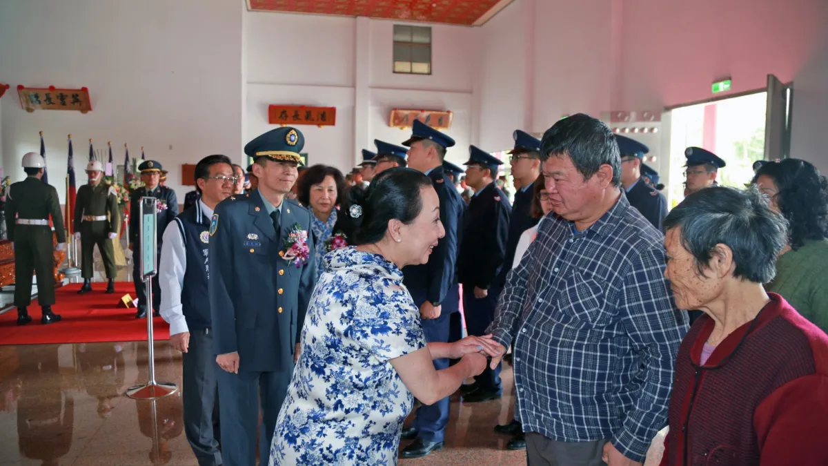 春祭國殤祭祀 張花冠向遺族代表致意