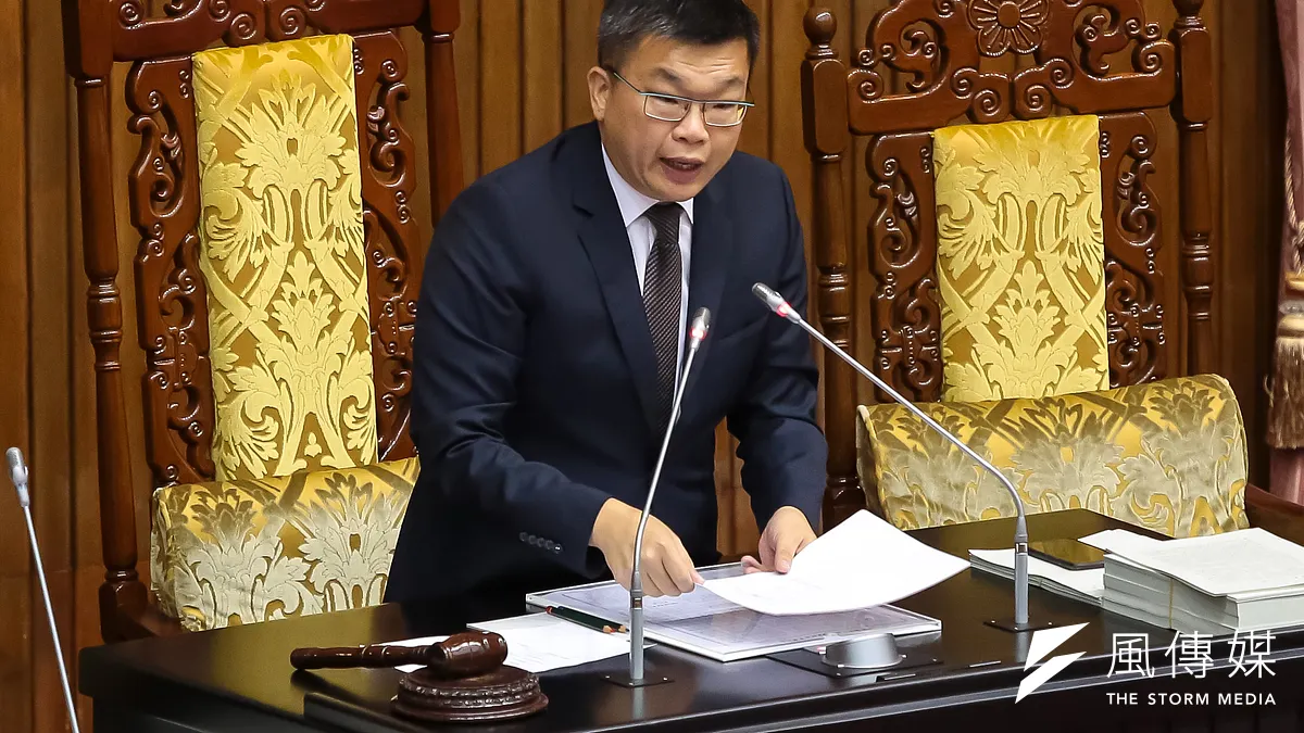 立法院8日下午終於正常召開院會,立委尤美女、許毓仁各自提出的婚姻平權草案,均順利通過一讀交付司法委員會。圖為蔡其昌主持院會。(顏麟宇攝)