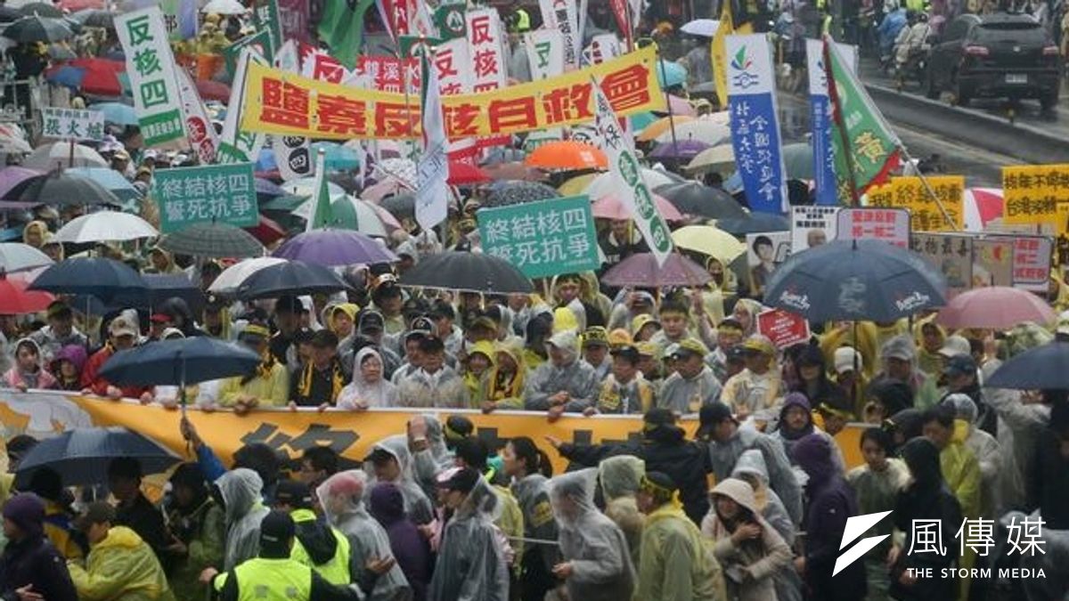 反核團體該去中國反核?台電說:這是一個好主意。圖為3月的反核大遊行。(余志偉攝) 反核團體該去中國反核?台電說:這是一個好主意。圖為3月的反核大遊行。(余志偉攝)