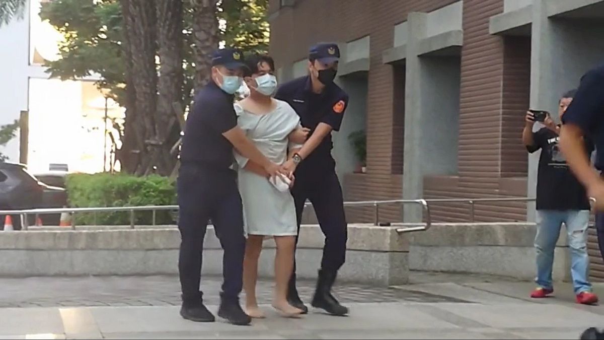 洪男被帶回警局。(圖/翻攝自記者爆料網) 洪男被帶回警局。(圖/翻攝自記者爆料網)