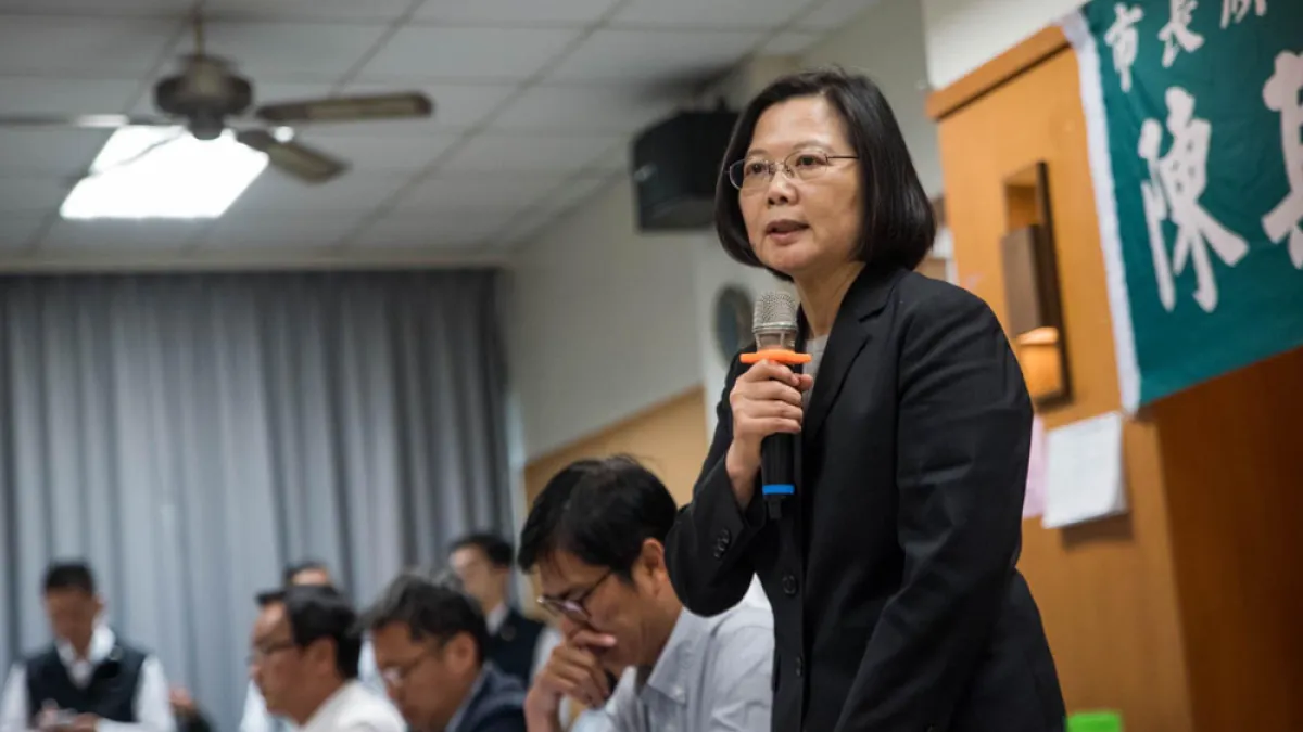 選前讓人民覺得如鄰家姐姐般親切的小英(右),已變得疏離、遙遠、冷淡、高不可攀。(翻攝自蔡英文臉書)