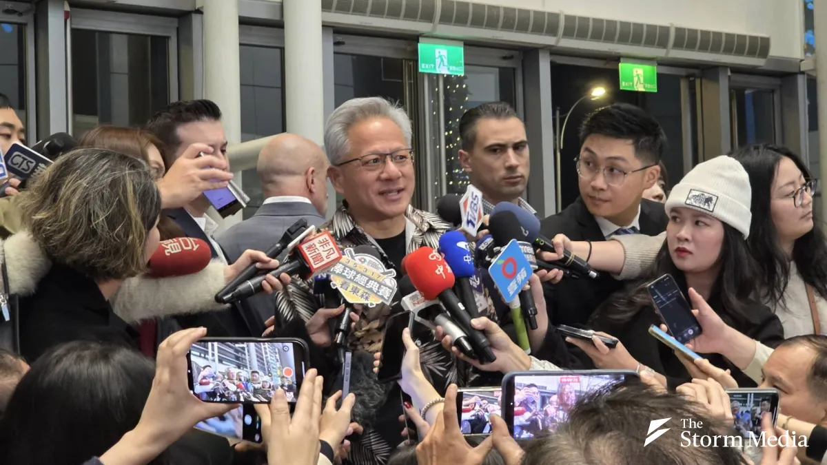 NVIDIA CEO Jensen Huang wearing a floral shirt at today's (30th) year-end party. (Photo by Wei Xinyang)
