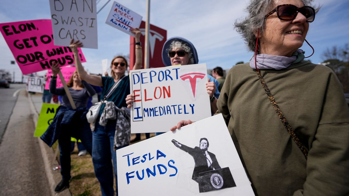 左翼群眾為表達對馬斯克的不滿,行動從示威抗議升級到針對特斯拉汽車、銷售中心的暴力攻擊,涉及縱火、槍擊及蓄意破壞等犯罪行為。(資料照,美聯社) 左翼群眾為表達對馬斯克的不滿,行動從示威抗議升級到針對特斯拉汽車、銷售中心的暴力攻擊,涉及縱火、槍擊及蓄意破壞等犯罪行為。(資料照,美聯社)