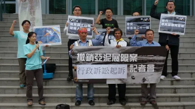 台灣蠻野心足生態協會及反亞泥還我土地自救會等團體,今(27)日向台北高等行政法院遞狀提告,呼籲經濟部自行撤銷展限處分。環團與居民一起高呼撤銷亞泥違法展限,督請依法行政。(台灣蠻野心足生態協提供)