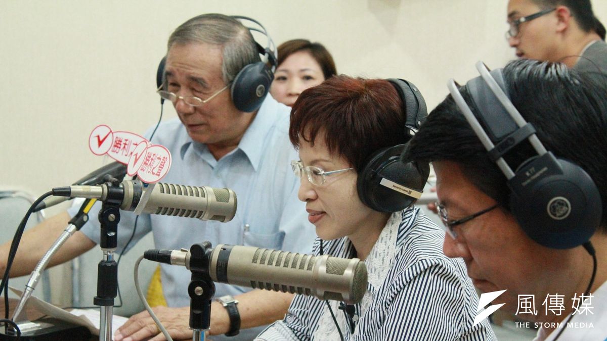 國民黨總統參選人洪秀柱今(1)日接受電台專訪,被問到台南市長賴清德不進議會備詢時批評,「一個不願意給人民監督的政府,就是違背民主的作法。」(周怡孜攝) 國民黨總統參選人洪秀柱今(1)日接受電台專訪,被問到台南市長賴清德不進議會備詢時批評,「一個不願意給人民監督的政府,就是違背民主的作法。」(周怡孜攝)