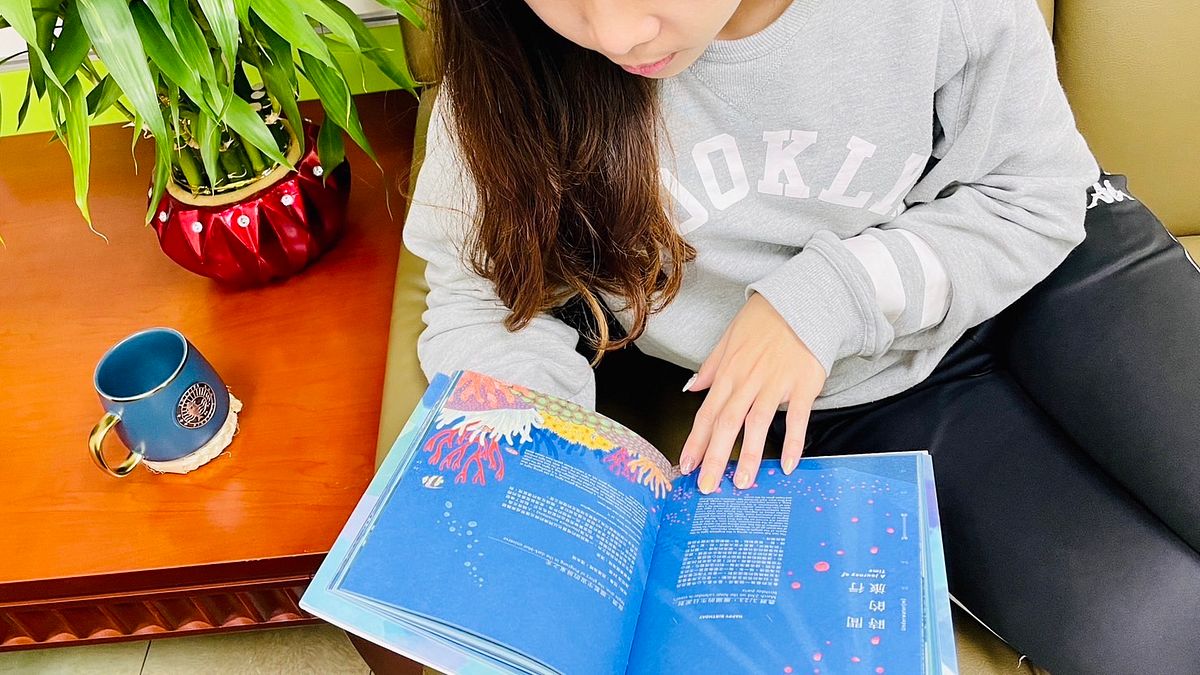 屏東縣政府發行的《屏東海底40米》第三刷於過年前完成印刷。(圖/屏東縣政府傳播暨國際事務處提供) 屏東縣政府發行的《屏東海底40米》第三刷於過年前完成印刷。(圖/屏東縣政府傳播暨國際事務處提供)