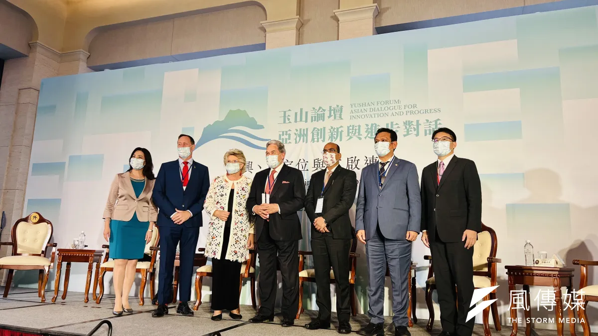 2022年10月7日,由左而右為我國外交部發言人歐江安、加拿大前外長麥凱、歐盟執委會前副主席蕾汀、紐西蘭前副總理彼得斯、印度國會議員庫瑪、印尼國會議員帕薩里布、我國外交部亞太司副司長周啟宇(簡恒宇攝)