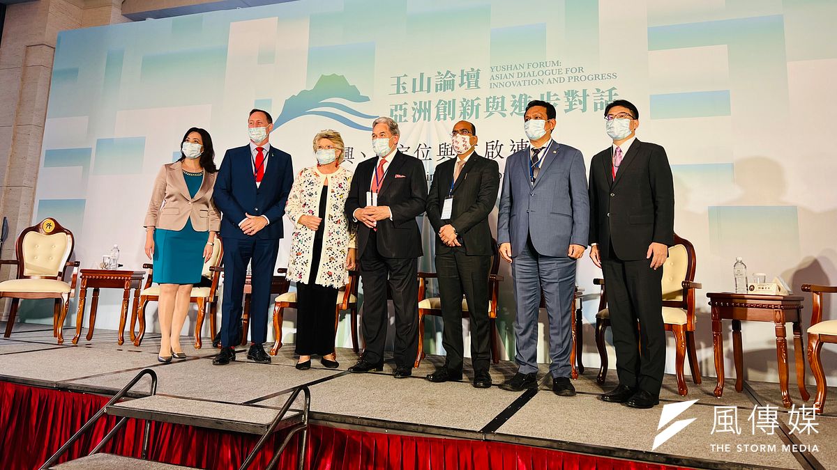 2022年10月7日,由左而右為我國外交部發言人歐江安、加拿大前外長麥凱、歐盟執委會前副主席蕾汀、紐西蘭前副總理彼得斯、印度國會議員庫瑪、印尼國會議員帕薩里布、我國外交部亞太司副司長周啟宇(簡恒宇攝) 2022年10月7日,由左而右為我國外交部發言人歐江安、加拿大前外長麥凱、歐盟執委會前副主席蕾汀、紐西蘭前副總理彼得斯、印度國會議員庫瑪、印尼國會議員帕薩里布、我國外交部亞太司副司長周啟宇(簡恒宇攝)