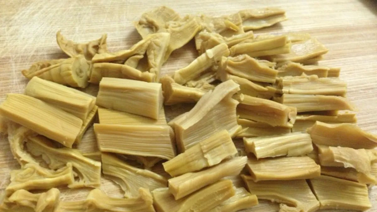 衛生福利部食品藥物管理署26日公布年節食品稽查結果,不合格商品多為金針、筍干等脫水或醃漬蔬菜。(取自www.douguo.com)