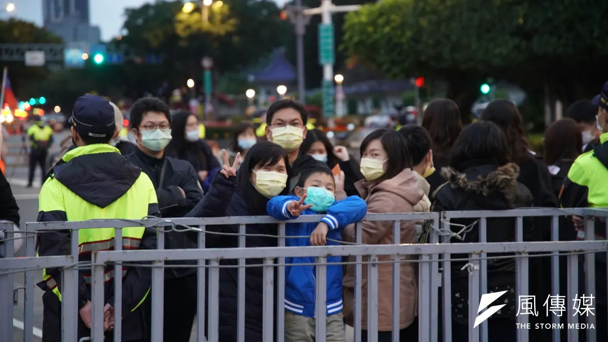總統府元旦升旗不開放民眾入場觀禮,仍有民眾攜家帶眷在200公尺外的景福門參與。(盧逸峰攝)