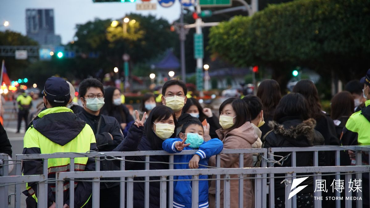 總統府元旦升旗不開放民眾入場觀禮,仍有民眾攜家帶眷在200公尺外的景福門參與。(盧逸峰攝) 總統府元旦升旗不開放民眾入場觀禮,仍有民眾攜家帶眷在200公尺外的景福門參與。(盧逸峰攝)