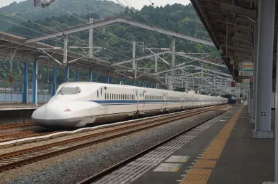 日本氣象廳16日誤發大範圍緊急地震速報,東海道新幹線部分區間一度停駛。圖為JR新幹線列車。(資料照/盧逸峰攝)