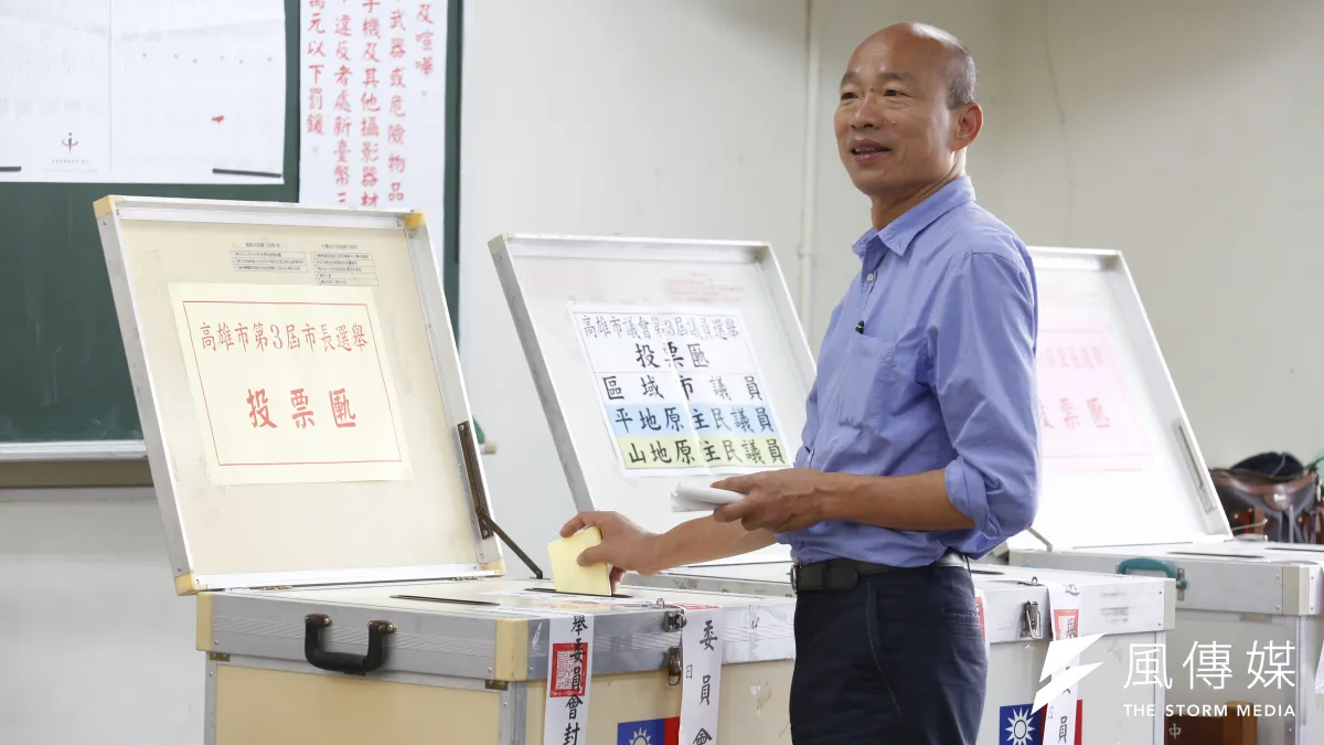 九合一選舉24日登場,國民黨高雄市長候選人韓國瑜上午前往林園中學投票,數百名「韓粉」一見到他就歡呼聲不斷,韓國瑜也強調「絕對不忘本」,感謝大家對他的支持。(新新聞郭晉瑋攝)