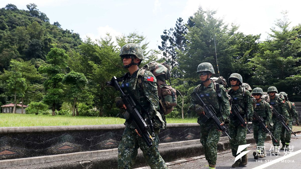 陸軍特戰部隊近年將長距離行軍訓練,重視體能負荷量,從山區調整為濱海城鎮地區,讓人員實際到責任地境內各處勘查。(資料照,蘇仲泓攝) 陸軍特戰部隊近年將長距離行軍訓練,重視體能負荷量,從山區調整為濱海城鎮地區,讓人員實際到責任地境內各處勘查。(資料照,蘇仲泓攝)