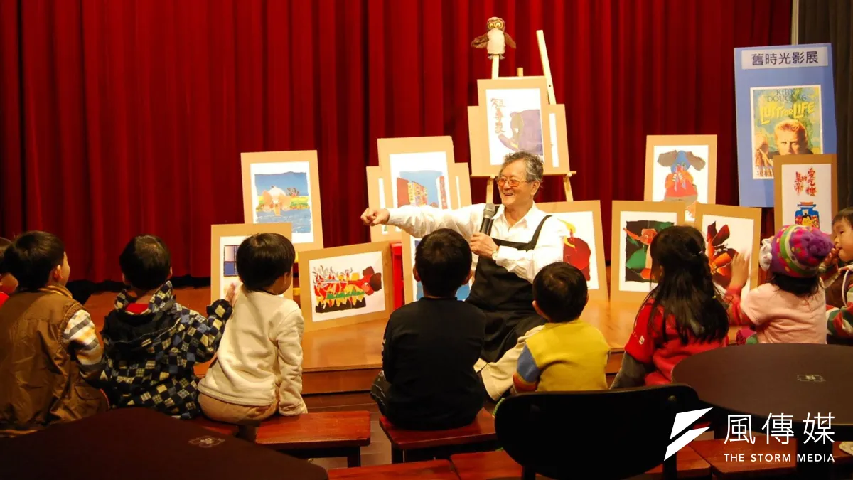 作家黃春明在自己經營的紅磚屋咖啡廳內,與小朋友歡樂互動。(取自百果樹紅磚屋臉書)