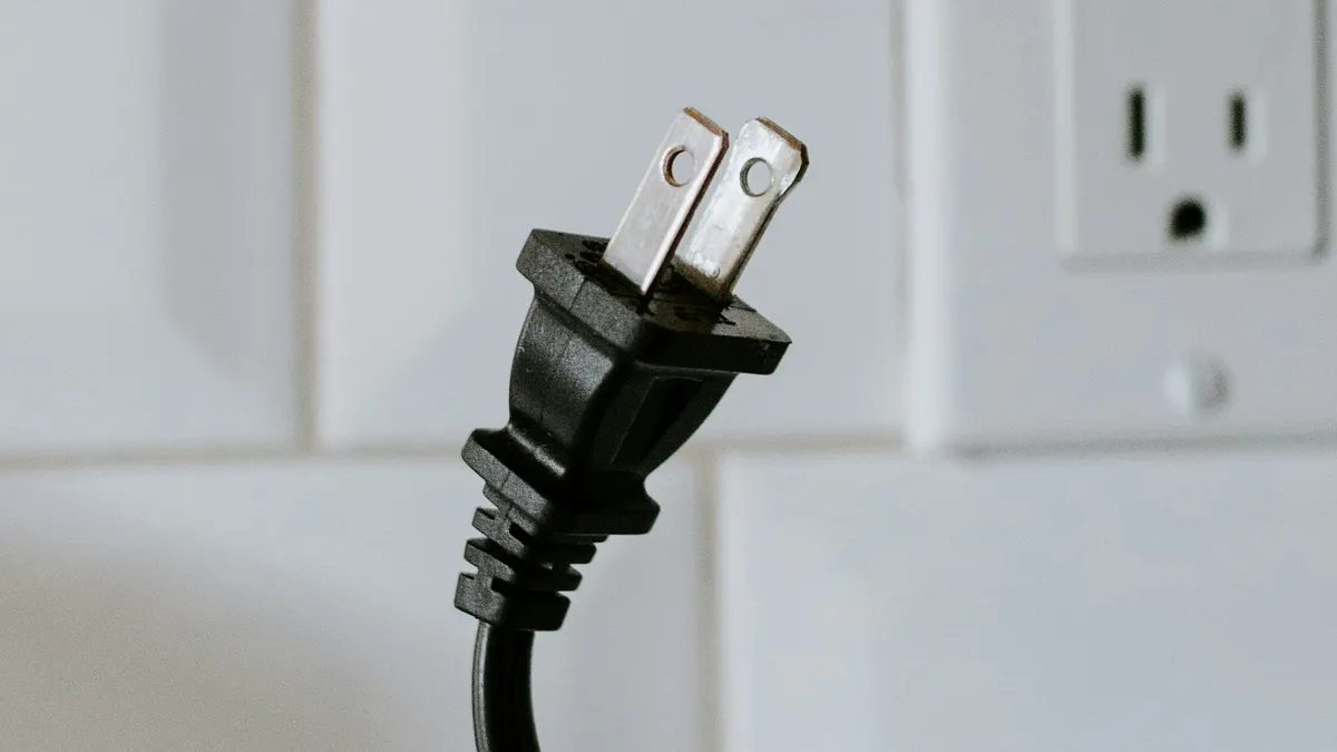 家中電器在不使用時是否該拔掉插頭?(示意圖/取自unsplash)